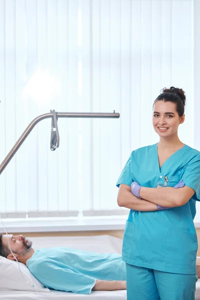 Retrato Enfermeira Atraente Sorridente Esfrega Cruzando Braços Peito Ela Cuidando — Fotografia de Stock