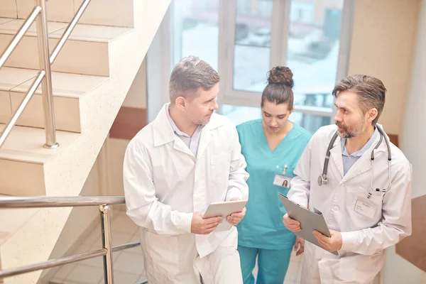 Gruppe Von Ärzten Bewegt Sich Treppe Hinauf Und Diskutiert Coronavirus — Stockfoto