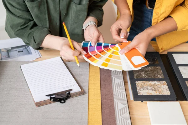 Manos Dos Jóvenes Diseñadoras Interiores Consultando Sobre Elección Del Color —  Fotos de Stock
