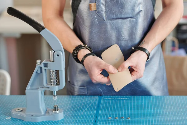 Manos Trabajador Cuero Creativo Delantal Cuero Negro Que Pone Pequeñas —  Fotos de Stock