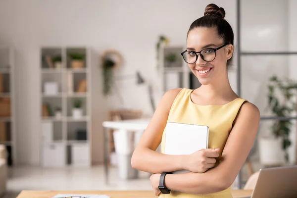 Hezký Mladý Elegantní Sekretářka Brýlích Drží Notepad Nebo Copybook Hrudníku — Stock fotografie