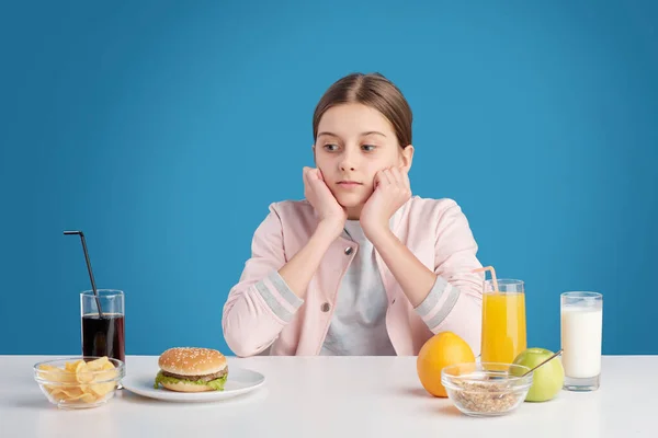 Tinédzser Lány Választhat Friss Bio Egészséges Táplálkozás Junk Food Miközben — Stock Fotó