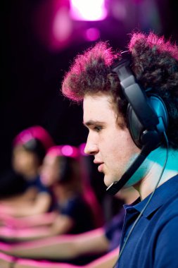 Mikrofon cevap sorusu veya ağ oyunu oynayan genç çağrı merkezi operatörünün yan görünümü