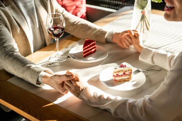 Duas Jovens Datas Românticas Segurando Mãos Sobre Mesa Servida Tendo — Fotografia de Stock