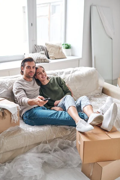 Feliz Jovem Casal Repousante Relaxante Sofá Enquanto Sentado Frente Set — Fotografia de Stock