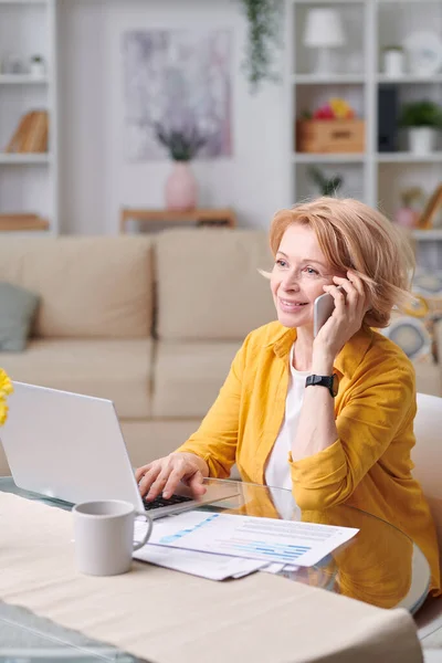 Mature Cheerful Businesswoman Blond Hair Talking Someone Smartphone While Working — Stock Photo, Image