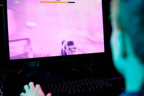 游戏玩家坐在电脑监控器前玩电脑游戏的后视镜 — 图库照片