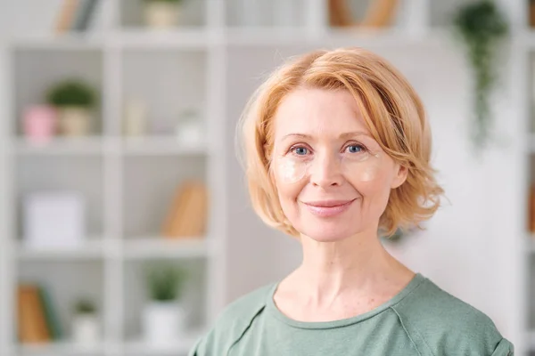 Sorridente Donna Matura Con Sotto Patch Occhio Che Guarda Mentre — Foto Stock