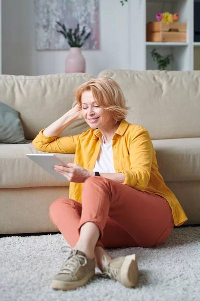 Szczęśliwa Blondynka Bizneswoman Tabletem Cyfrowym Spędza Czas Domu Ogląda Filmy — Zdjęcie stockowe