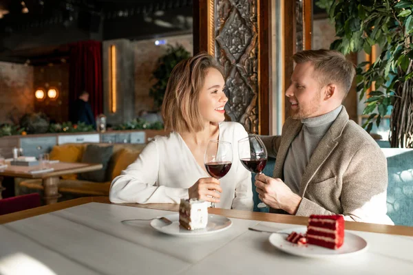 Jeune Couple Romantique Avec Des Verres Vin Rouge Parlant Portant — Photo