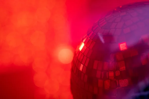 Deel Van Grote Sprankelende Roterende Discobal Nachtclub Tegen Rode Rokerige — Stockfoto
