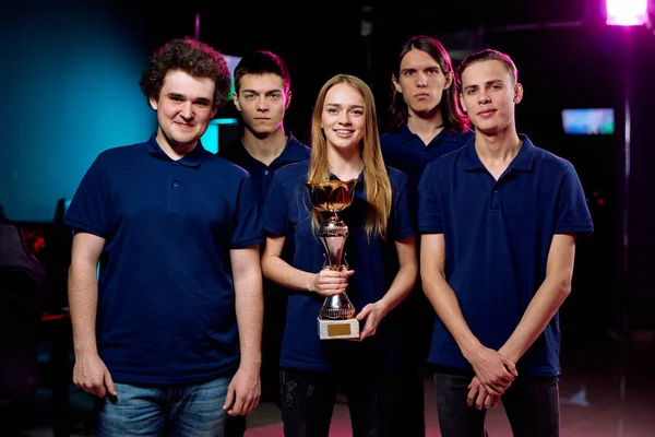 Portrait Meilleure Équipe Cybersport Positive Shirts Bleus Posant Avec Prix — Photo