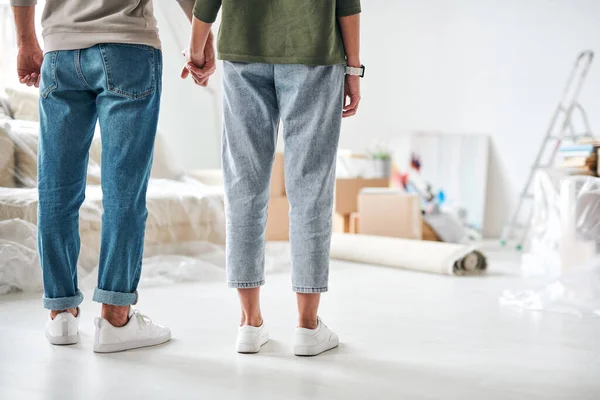 Rückansicht Eines Liebevollen Jungen Paares Jeans Und Pullover Das Sich — Stockfoto