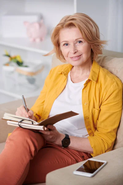 Donna Affari Successo Prendere Appunti Lavoro Mentre Seduto Sul Divano — Foto Stock