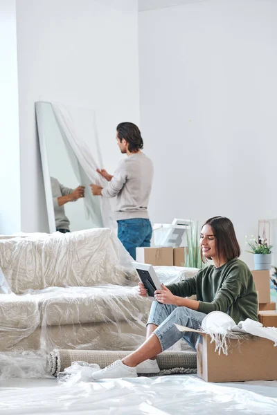 Jovem Feliz Olhando Para Imagem Moldura Enquanto Sentado Chão Fundo — Fotografia de Stock