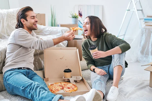 Mujer Joven Feliz Con Vaso Café Para Llevar Abriendo Boca —  Fotos de Stock