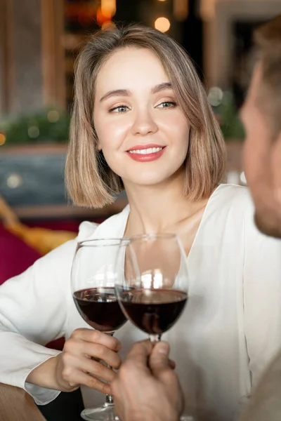 Felice Giovane Femmina Con Bicchiere Vino Rosso Guardando Suo Ragazzo — Foto Stock