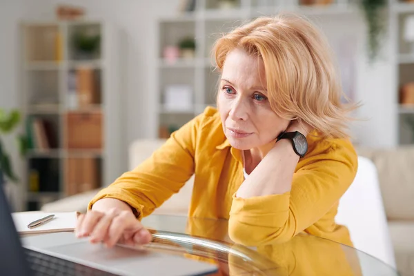 Mature Serious Female Concentrating Surfing Net While Working Remotely Front — Stock Photo, Image