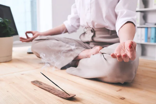 Hand Och Korsade Ben Meditera Ung Affärskvinna Formalwear Sitter Skrivbordet — Stockfoto