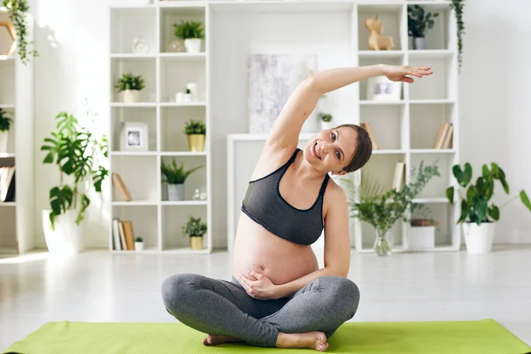 Retrato Una Joven Embarazada Sonriente Traje Deportivo Sentada Con Las —  Fotos de Stock