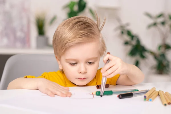 Mignon Garçon Blond Concentré Assis Table Dessinant Sur Papier Avec — Photo