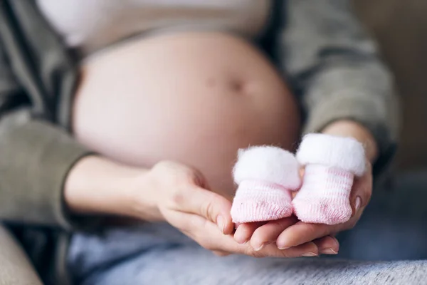 Close Mulher Grávida Irreconhecível Segurando Pequenas Meias Rosa Para Bebê — Fotografia de Stock