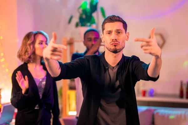 Jóvenes Vestidos Camiseta Gris Camisa Negra Bailando Fiesta Casa Sobre —  Fotos de Stock