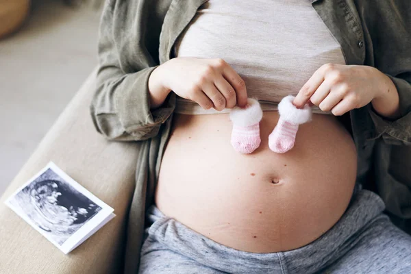 Close Mulher Grávida Irreconhecível Segurando Meias Bonitos Para Vir Bebê — Fotografia de Stock