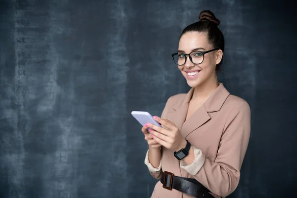 Retrato Sorrindo Jovem Mulher Moderna Jaqueta Com Cinto Cintura Verificando — Fotografia de Stock