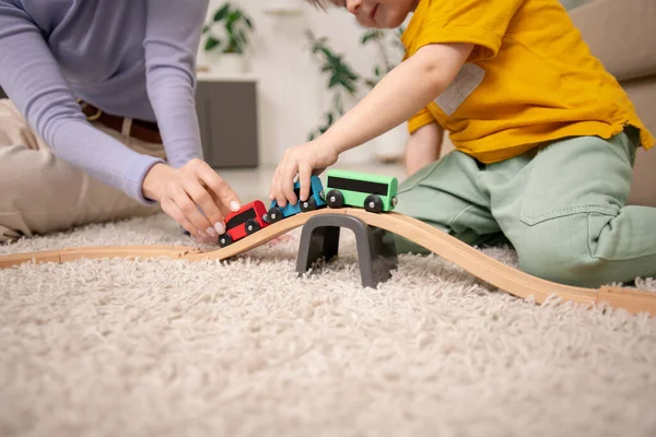 Close Mãe Filho Sentado Tapete Brincando Com Trem Brinquedo Ferrovia — Fotografia de Stock