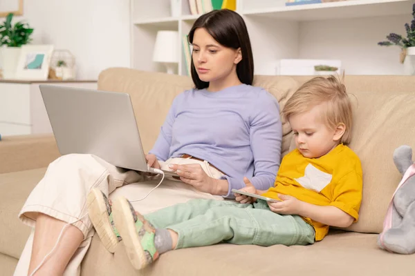 Young Female Casualwear Working Remotely Front Laptop While Sitting Couch — Stock Photo, Image