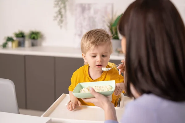 Netter Kleiner Junge Isst Leckeren Hausgemachten Haferbrei Während Seine Mutter — Stockfoto