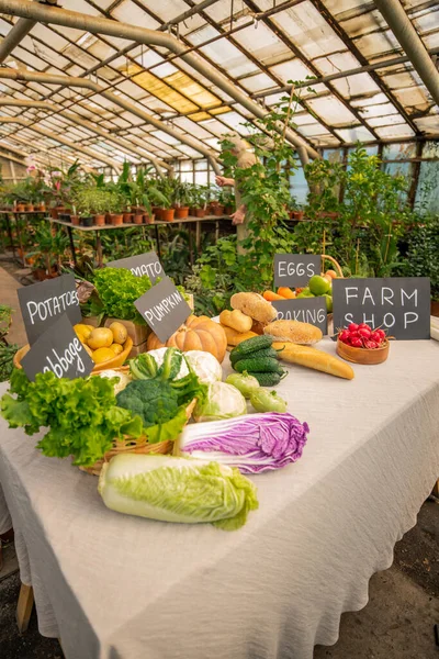 ファーマーズマーケットのタグと新鮮な野菜でいっぱいのカウンター 収穫の概念 — ストック写真