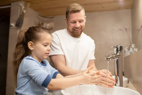 Nette Tochter Wäscht Sich Die Hände Unter Wasserstrahl Und Waschbecken — Stockfoto