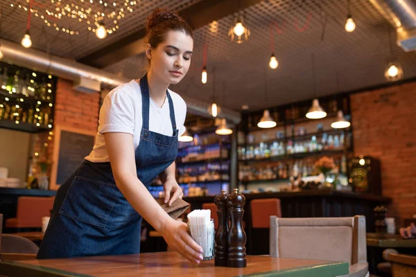 Ung Servitris Elegant Restaurang Sätta Glas Med Massor Tandpetare Salt — Stockfoto