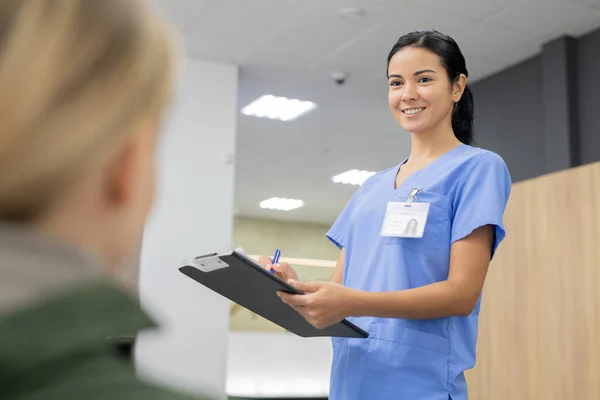 Jovem Assistente Sorrindo Uniforme Azul Fazendo Anotações Documento Registro Enquanto — Fotografia de Stock