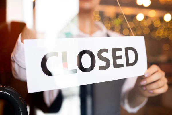 Paper Notice Closed Being Hung Young Waitress Classy Restaurant Cafe — Stock Photo, Image
