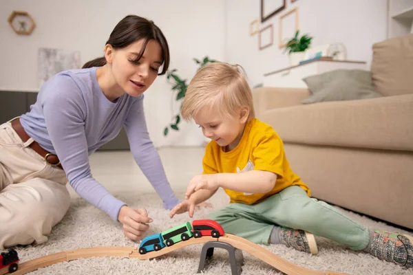 Jong Mooi Vrouw Schattig Klein Blond Jongen Zitten Pluizig Tapijt — Stockfoto