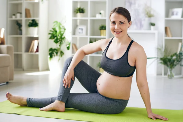 Portret Van Lachende Aantrekkelijke Jonge Zwangere Vrouw Sport Beha Leggings — Stockfoto