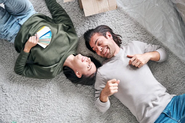 Visão Superior Feliz Jovem Casal Amoroso Deitado Chão Sua Nova — Fotografia de Stock