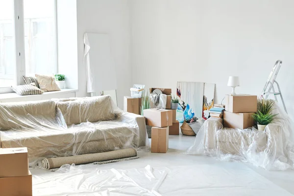 Chambre Nouveau Appartement Maison Avec Canapé Fauteuil Tapis Roulé Boîtes — Photo