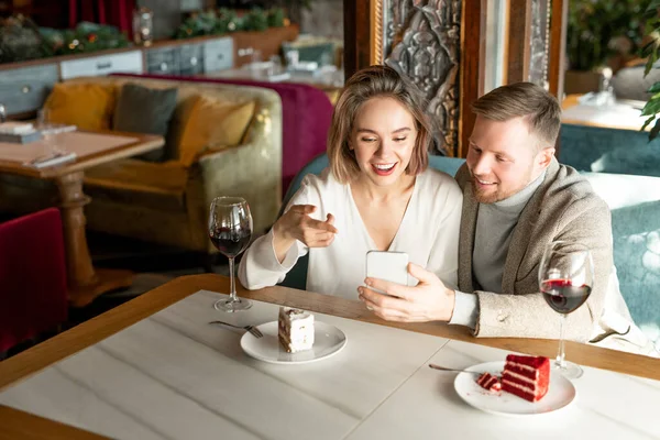 Felice Giovane Donna Che Indica Schermo Dello Smartphone Mentre Discute — Foto Stock