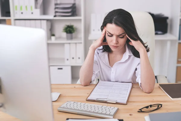 Joven Empresaria Seria Que Concentra Aprender Documentos Financieros Mientras Sienta —  Fotos de Stock