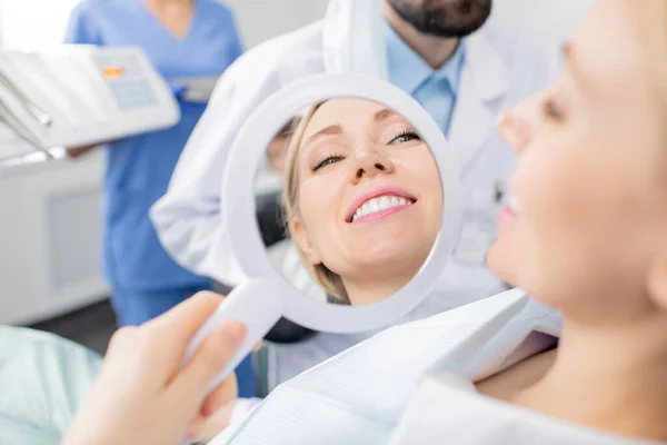 Reflexion Spiegel Des Gesunden Lächelns Einer Hübschen Jungen Lächelnden Patientin — Stockfoto