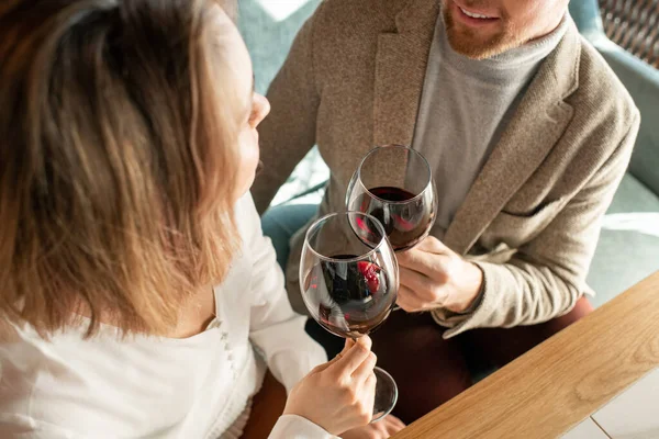 Jóvenes Citas Románticas Tintineando Con Copas Vino Tinto Mientras Están —  Fotos de Stock