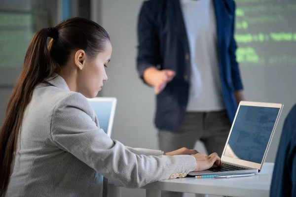 Estudante Sério Jovem Sentado Por Mesa Digitando Frente Laptop Enquanto — Fotografia de Stock