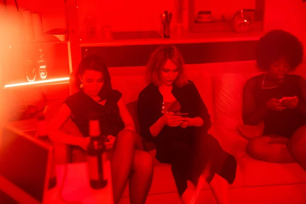 Trois Jeunes Femmes Glamour Aide Smartphones Assis Rangée Sur Canapé — Photo