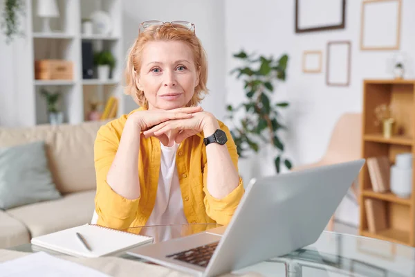 Pretty Blond Businesswoman Yellow Shirt Looking You While Working Remotely — Stock Photo, Image