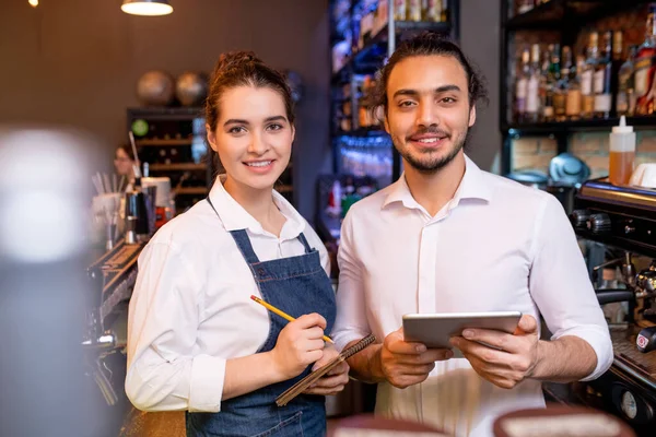 Zwei Junge Gut Gelaunte Angestellte Eines Noblen Restaurants Oder Cafés — Stockfoto