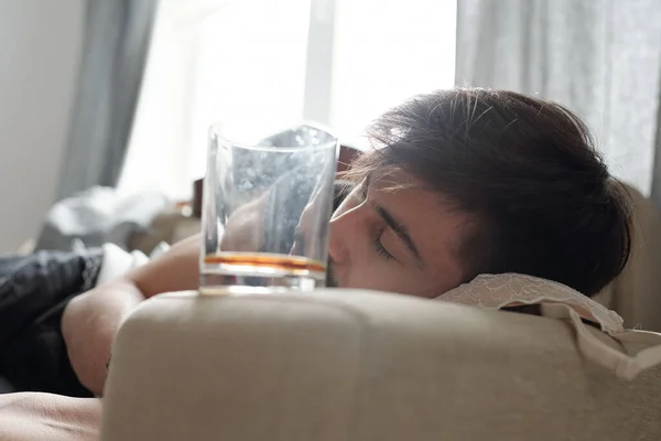 Bulizós Fiú Melltartón Fekszik Miközben Otthon Alszik Kanapén Kemény Éjszaka — Stock Fotó